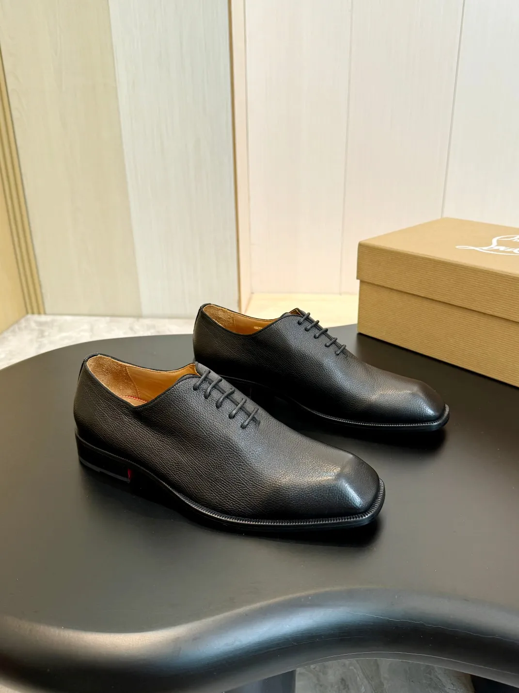 💰960 Christia*.Loubouti* high-end men's business formal leather shoes, original genuine cowhide red sole, imported Italian cowhide outsole, first-layer cowhide, water-dyed cowhide lining, high-end luxury. Size: 39-44 (customized at 38.45.46)✅